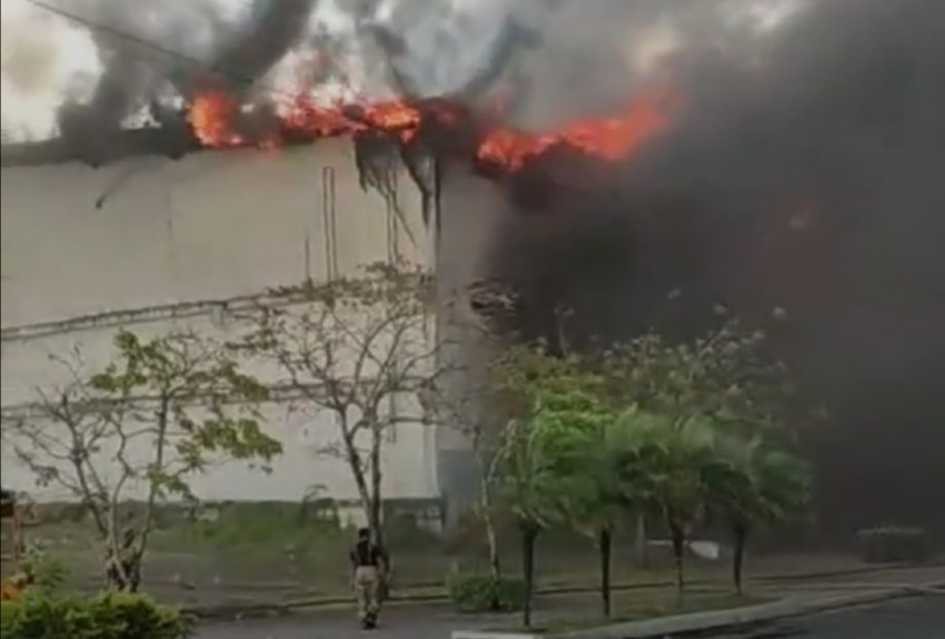 Falta De Hidrantes Cerca A Bodega Incendiada Dificulta El Control Del